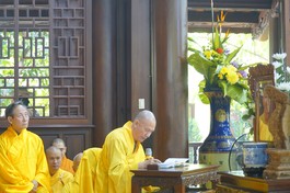 Sáng 28-11 (nhằm ngày 16-10-Quý Mão), Ban Điều hành tang lễ đã cung thỉnh Giác linh Hòa thượng Thích Tuệ Sỹ trở về Quảng Hương Già Lam (Q.Gò Vấp, TP.HCM) để tham yết Phật, Tổ theo nghi thức truyền thống Thiền môn , trước ngày trà-tỳ - Ảnh: Lương Hoàng