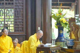 Sáng 28-11 (nhằm ngày 16-10-Quý Mão), Ban Điều hành tang lễ đã cung thỉnh Giác linh Hòa thượng Thích Tuệ Sỹ trở về Quảng Hương Già Lam (Q.Gò Vấp, TP.HCM) để tham yết Phật, Tổ theo nghi thức truyền thống Thiền môn , trước ngày trà-tỳ - Ảnh: Lương Hoàng