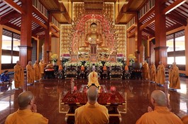 Trong Lễ tưởng niệm chư vị Pháp chủ và chư vị trưởng lão quá cố sáng 22-12 (10-11-Quý Mão), chư tôn đức Ban Kinh sư miền Trung đã cử hành nghi thức Phổ Phật cúng ngọ theo nghi thức truyền thống Phật giáo Huế - Ảnh: Phùng Anh Quốc