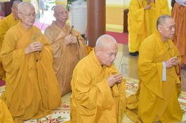 Chư vị giáo phẩm Hội đồng Trị sự GHPGVN dâng hương tưởng niệm 10 năm ngày viên tịch của Đại lão Hòa thượng Thích Trí Tịnh vào chiều 27-2 ÂL - Ảnh: Quảng Đạo