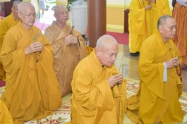 Chư vị giáo phẩm Hội đồng Trị sự GHPGVN dâng hương tưởng niệm 10 năm ngày viên tịch của Đại lão Hòa thượng Thích Trí Tịnh vào chiều 27-2 ÂL - Ảnh: Quảng Đạo