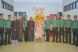 Đại diện Đảng ủy - Ban Giám đốc Công an TP.HCM trao tặng hoa chúc mừng Báo Giác Ngộ - Ảnh: Văn Phúc