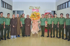 Đại diện Đảng ủy - Ban Giám đốc Công an TP.HCM trao tặng hoa chúc mừng Báo Giác Ngộ - Ảnh: Văn Phúc