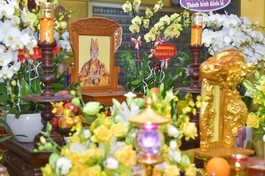 Hương án tưởng niệm Hòa thượng Thích Huệ Trí tại Tổ đường chùa Quang Minh - Ảnh: Quảng Đạo