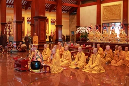 Nghi thức Nghinh sư duyệt định do chư tôn đức Phật giáo miền Bắc cử hành - Ảnh: Phùng Anh Quốc