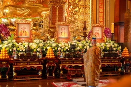 Nghi thức Phổ Phật cúng ngọ theo truyền thống Phật giáo Cố đô - Ảnh: Anh Quốc