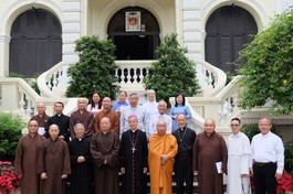 Hòa thượng Thích Lệ Trang, Ủy viên Thường trực Hội đồng Trị sự, Trưởng ban Trị sự GHPGVN TP.HCM cùng phái đoàn Ban Trị sự GHPGVN TP.HCM thăm, chúc mừng Giáng sinh 2024 tại Tòa Tổng Giám mục TP.HCM - Ảnh: Nguyễn Cường