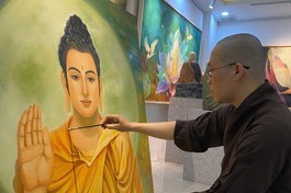 Đại đức Thích Trung Sơn, tức họa sĩ Lê Sơn bên tác phẩm của mình
