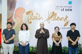 Đại đức Thích Trung Sơn cùng các họa sĩ khách mời tại buổi khai mạc triển lãm mỹ thuật với chủ đề "Thiền phong" - Ảnh: Du Nhiên
