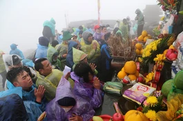 Du khách đội mưa, chịu lạnh "thấu xương" lên chùa Đồng ngày khai hội Yên Tử