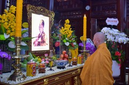 Đức Pháp chủ dâng hương tưởng niệm trước hương án Đại lão Hòa thượng Thích Trí Thủ tại Quảng Hương Già Lam. Hoa cúng dường đề chữ "Kính lễ Hòa thượng (Tiểu sanh Trí Quảng) - Ảnh: Quảng Đạo