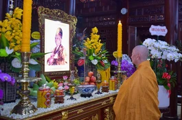 Đức Pháp chủ dâng hương tưởng niệm trước hương án Đại lão Hòa thượng Thích Trí Thủ tại Quảng Hương Già Lam. Hoa cúng dường đề chữ "Kính lễ Hòa thượng (Tiểu sanh Trí Quảng) - Ảnh: Quảng Đạo