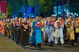 Chư tôn đức Ban Trị sự, chư Tăng Ni thuộc Phật giáo TP.HCM đại diện tham gia khối diễu hành của MTTQVN - Ảnh: Văn Phúc