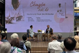 "Chuyện hồi đó" là cuốn sách mới nhất của bác sĩ Đỗ Hồng Ngọc được giới thiệu vào sáng nay, 10-8 - Ảnh: Lương Hoàng