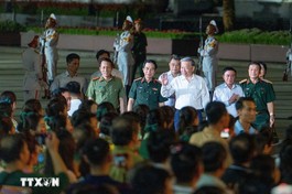 Tổng Bí thư Tô Lâm cùng lãnh đạo Đảng, Nhà nước tham dự chương trình "Dưới cờ vinh quang" tại điểm cầu Quảng trường Ba Đình - Thủ đô Hà Nội - Ảnh: TTXVN