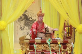 Hòa thượng Thích Lệ Trang, Phó Chủ tịch Hội đồng Trị sự, Trưởng ban Nghi lễ T.Ư, Trưởng ban Trị sự GHPGVN TP.HCM đăng đàn chẩn tế tại Pháp hội Vu lan Phật lịch 2569 - Ảnh: Nguyên Tài/BGN