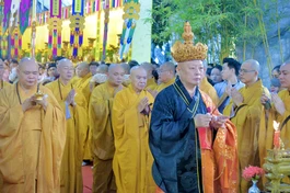 Mặc dù trời mưa lớn, hàng ngàn Phật tử và người dân vẫn có mặt tại chùa Phổ Quang để tham dự lễ đăng đàn chẩn tế vào chiều 22-7-Ất Tỵ - Ảnh: Thiên Tứ