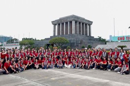 Hơn 100 cán bộ tuyên giáo, dân vận, báo chí, xuất bản tiêu biểu của TP.HCM đã vào lăng viếng Chủ tịch Hồ Chí Minh, bắt đầu hành trình “Hướng về cội nguồn cách mạng” năm 2025 - Ảnh: SGGP