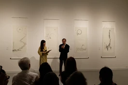 Họa sĩ Trầm Kim Hòa chia sẻ tại buổi khai mạc triển lãm cá nhân mang chủ đề: Zen of Life - Thiền trong cuộc sống - Ảnh: Nguyễn Cường