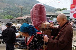Cương trình “Tết yêu thương Xuân Bính Ngọ 2026” do Ban Kinh tế - Tài chính T.Ư tổ chức thường niên nhằm chia sẻ, động viên đồng bào khó khăn nhân dịp Tết đến xuân về - Ảnh: Nguyễn Cường
