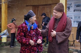 Hành trình “Tết yêu thương Xuân Bính Ngọ 2026” tiếp nối với việc tặng quà, thăm hỏi đồng bào tại hai tỉnh Tuyên Quang và Cao Bằng trong các ngày 30 và 31-1 - Ảnh: Nguyễn Cường