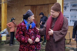 Hành trình “Tết yêu thương Xuân Bính Ngọ 2026” tiếp nối với việc tặng quà, thăm hỏi đồng bào tại hai tỉnh Tuyên Quang và Cao Bằng trong các ngày 30 và 31-1 - Ảnh: Nguyễn Cường