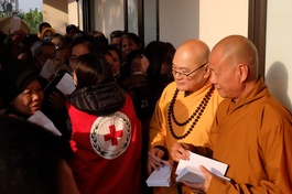 Những chặng gần cuối của hành trình “Tết yêu thương Xuân Bính Ngọ 2026”, hơn 2.000 phần quà đã được trao tận tay người dân tại tỉnh Hưng Yên - Ảnh: Nguyễn Cường