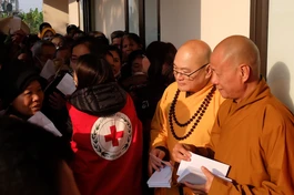 Những chặng gần cuối của hành trình “Tết yêu thương Xuân Bính Ngọ 2026”, hơn 2.000 phần quà đã được trao tận tay người dân tại tỉnh Hưng Yên - Ảnh: Nguyễn Cường