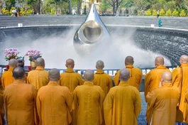 Chư tôn đức cầu nguyện, tưởng niệm đồng bào tử vong trong đại dịch Covid-19 tại khu vực tượng đài Giọt nước - Ảnh: Văn Phúc/BGN