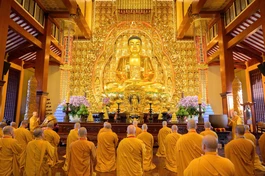 hư tôn đức trong Ban tổ chức Đại hội Đại biểu Phật giáo TP.HCM lần thứ I đã cử hành khóa lễ Tam bảo trước khi bước vào ngày làm việc chính thức của Đại hội - Ảnh: Tâm Quý