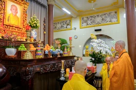 Đức Pháp chủ dâng hương tưởng niệm 12 năm ngày viên tịch của Đại lão Hòa thượng Thích Trí Tịnh tại chùa Vạn Đức vào sáng ngày 15-4 (28-2-Bính Ngọ) - Ảnh: Tâm Quý