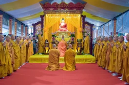 Khóa lễ khai đàn, tụng kinh Địa Tạng kỳ siêu các liệt sĩ, đồng bào yêu nước tổ chức tại công viên Lê Thị Riêng vào chiều 13-8 - Ảnh: Quảng Đạo