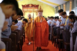 Hòa thượng Thích Lệ Trang đã đăng đàn chẩn tế siêu tiến chư anh linh vào chiều 14-6 (29-4-Bính Ngọ) tại công viên Lê Thị Riêng - Ảnh: Đại Thủy