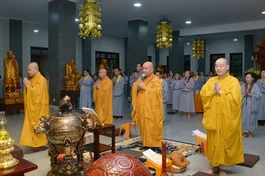 Khóa lễ khai kinh, lạy Ngũ bách danh nhân ngày vía Bồ-tát Quán Thế Âm tại chùa Phổ Quang tối ngày 28-7 - Ảnh: Bảo Toàn