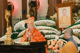 Hòa thượng Thích Lệ Trang đăng đàn thuyết U minh giới tại Giới đài viện Huệ Nghiêm - Ảnh: Phùng Anh Quốc