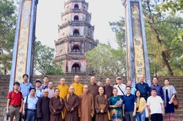 Đoàn chụp ảnh tại chùa Thiên Mụ (thành phố Huế) - Ảnh: vanhoaphatgiaovietnam.net 