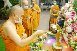 Chư tôn đức cử hành lễ Tắm Phật