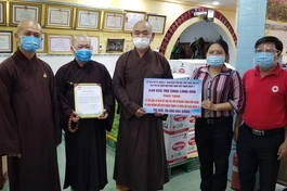 Quý vị giáo phẩm Ban Trị sự GHPGVN quận 8 trao quà hỗ trợ người dân qua điểm tiếp nhận là Ủy ban MTTQVN quận 8