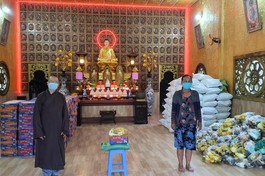 Đại đức Thích Đức Thông trao quà cho người dân