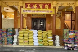 Hơn 2 tấn gạo hỗ trợ bà con bị phong tỏa cách ly
