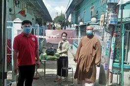 Thượng tọa Thích Thiện Từ phối hợp cùng Hội Chữ thập đỏ trao quà đến bà con tại nơi phong tỏa, cách ly