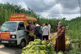 Đại đức Thích Hạnh Thái trực tiếp vận chuyển và trao quà đến bà con