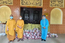 Tịnh xá Trung Tâm trao quà đến đại diện địa phương để hỗ trợ những gia đình khó khăn trong mùa dịch