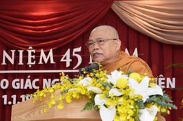 Hòa thượng Giác Toàn - nhà thơ Trần Quê Hương phát biểu khai mạc lễ kỷ niệm 45 năm ngày báo Giác Ngộ ra số đầu tiên - Ảnh: Bảo Toàn 