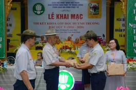 Huynh trưởng Tâm Duệ - Nguyễn Đức Châu, Ủy viên Hội đồng Trị sự, Phó ban Hướng dẫn Phật tử T.Ư, Trưởng Phân ban Gia đình Phật tử T.Ư trao đề thi đến các Hội đồng thi