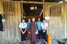 Ni sư Huệ Ngọc tặng quà, học bổng khuyến học cho một hoàn cảnh khó khăn, hiếu học - Ảnh: Lục Diệu