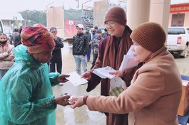 Ni trưởng Thích Đàm Lan và Ni sư Thích Tâm Chính trao quà