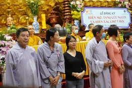 Diệu Quang (áo đen, giữa) trong buổi đăng ký hiến mô tạng, hiến xác tại chùa Giác Ngộ - Ảnh: Như Danh