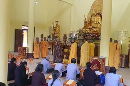 Hòa thượng Thích Tánh Nhiếp ban đạo từ tại chánh điện chùa Kim Nại 