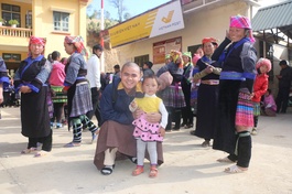 Tác giả chụp ảnh cùng bà con tại điểm phát quà 